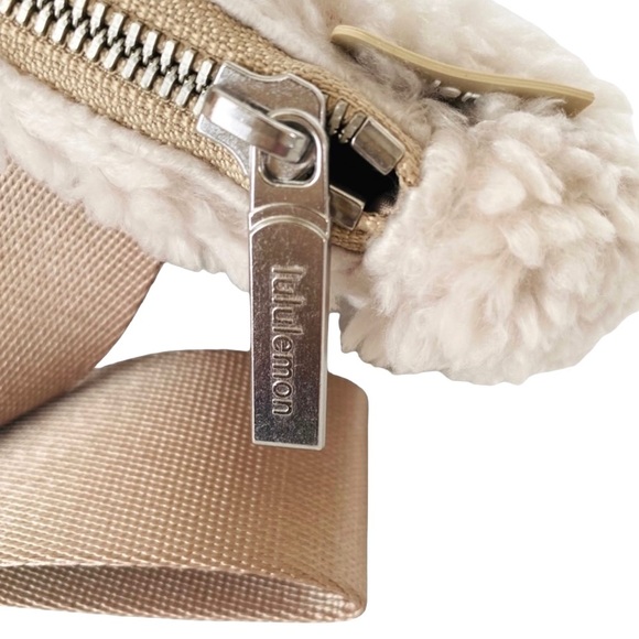 Lululemon Everywhere Fleece Belt Bag 1L - Picture 4 of 11